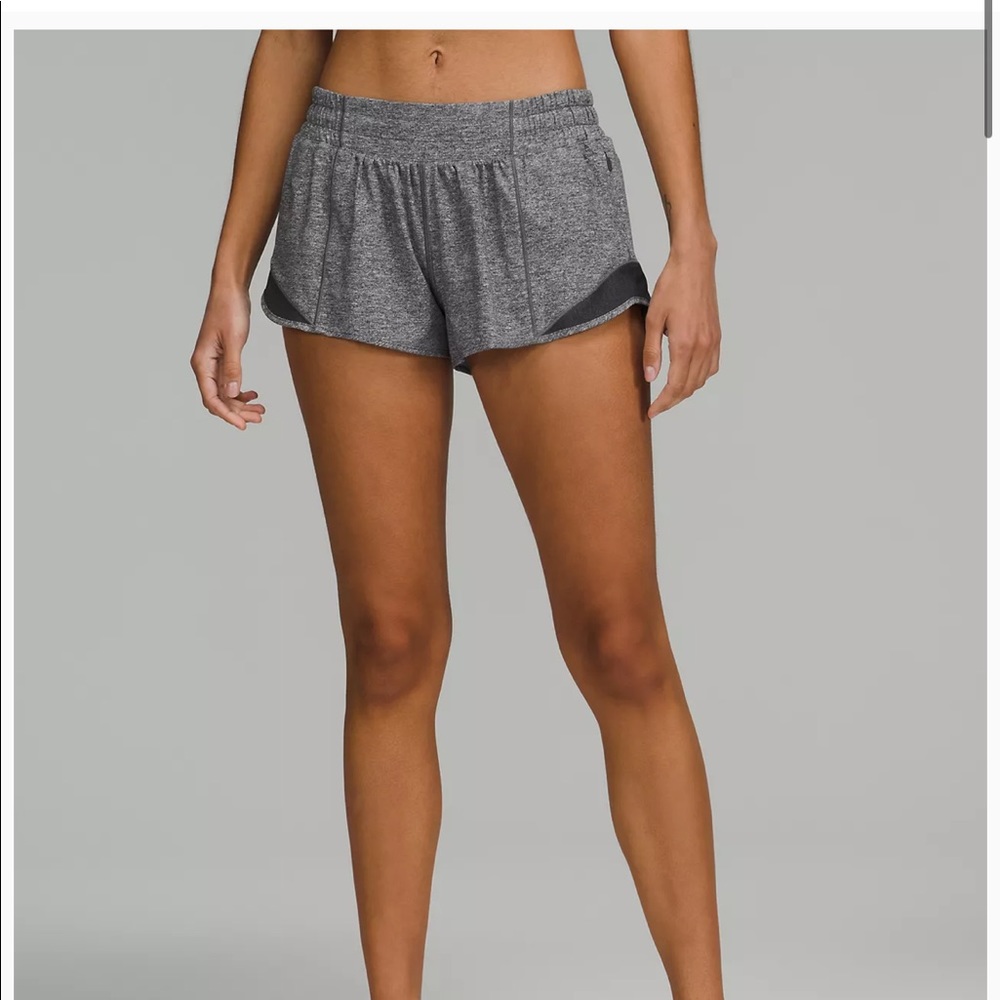 LULULEMON GREY HOTTYHOTS SIZE 2 // 2.5 inch